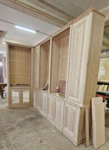 Bibliothèque sur mesure de mur à mur et du sol au plafond en bois naturel brut