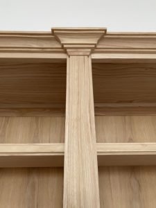 Bibliothèque sur mesure de mur à mur et du sol au plafond en bois naturel brut