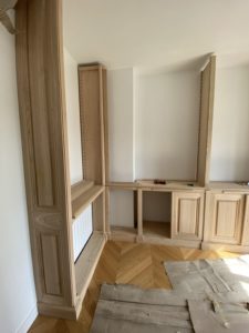 Bibliothèque sur mesure de mur à mur et du sol au plafond en bois naturel brut