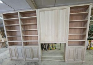 Bibliothèques intemporelle en bois naturel encadrant une cheminée en marbre vert de mer d’époque XIX eme