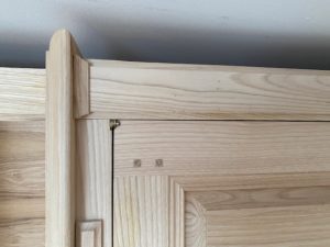 Bibliothèque sur mesure de style Directoire aux fines moulurations