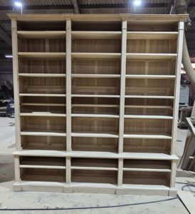 Bibliothèques dénommées Bibus en bois naturel sur mesure