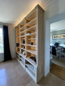Bibliothèques dénommées Bibus en bois naturel sur mesure