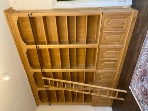 Importante bibliothèque de parquet de style Régence en bois naturel ciré