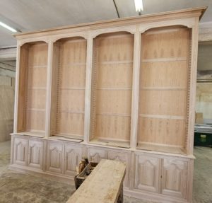 Importante bibliothèque de parquet de style Régence en bois naturel ciré