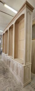 Importante bibliothèque de parquet de style Régence en bois naturel ciré