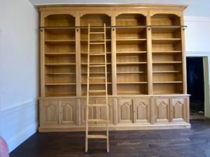 Importante bibliothèque de parquet de style Régence en bois naturel ciré