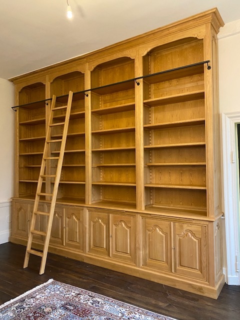 Importante bibliothèque de parquet de style Régence en bois naturel ciré