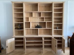 Bibliothèque en bois naturel avec la partie centrale déstructurée