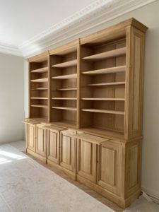 Bibliothèque Louis XVI en bois naturel
