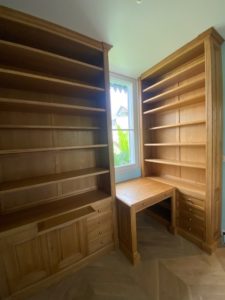 Réalisation sur mesure de deux bibliothèques et d’un bureau en bois nature ciré