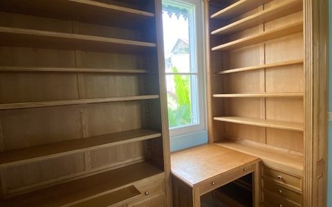 Réalisation sur mesure de deux bibliothèques et d’un bureau en bois nature ciré