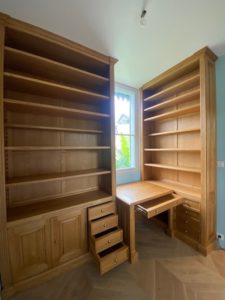 Réalisation sur mesure de deux bibliothèques et d’un bureau en bois nature ciré