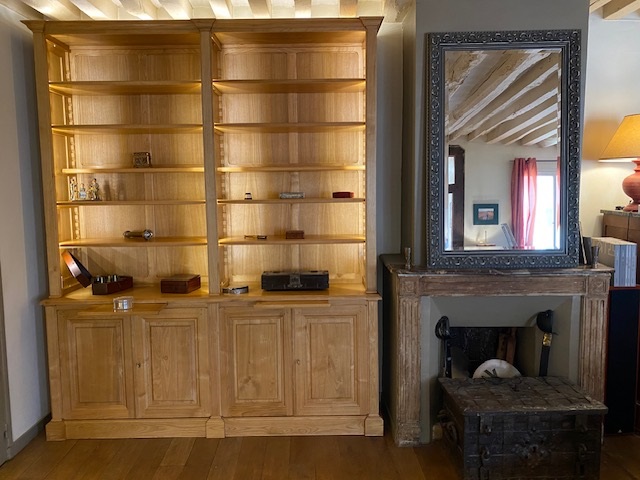 Bibliothèque indémodable en bois de châtaignier ciré