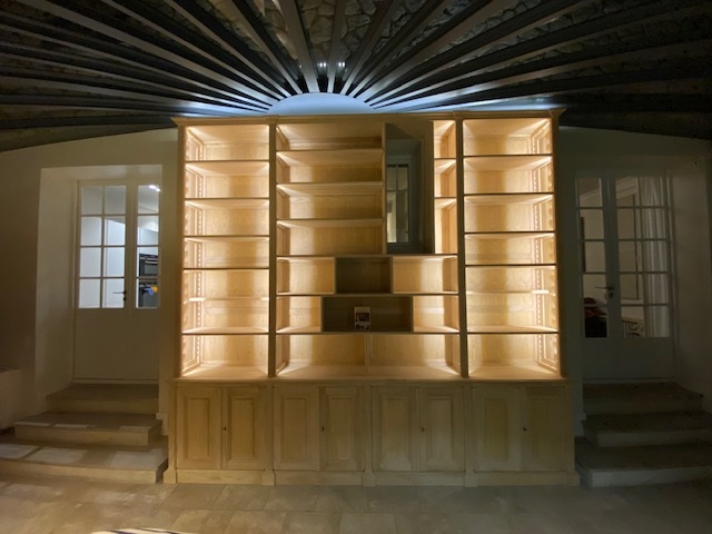 Monumentale bibliothèque en châtaignier naturel édifiée sur 340 cm de hauteur