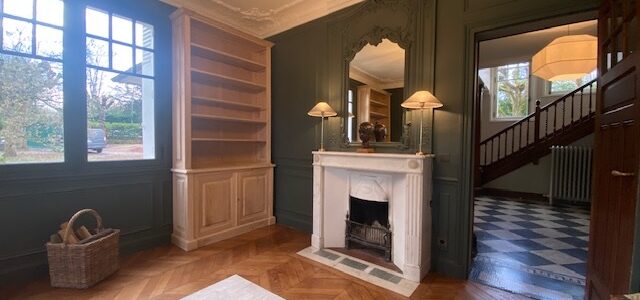 Paire de bibliothèques Louis XVI en bois naturel pour une décoration d’intérieur à l’Anglaise