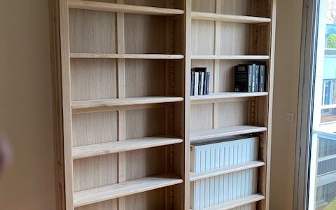 Bibliothèque formant cache radiateur en bois naturel