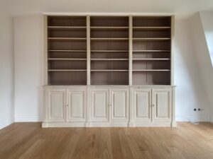 Bibliothèque intemporelle en bois de châtaignier peinte en trois tons de couleurs