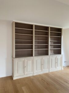 Bibliothèque intemporelle en bois de châtaignier peinte en trois tons de couleurs