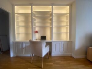 Bibliothèque-bureau avec éclairage incorporé
