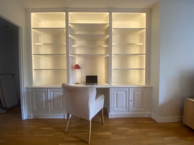 Bibliothèque-bureau avec éclairage incorporé