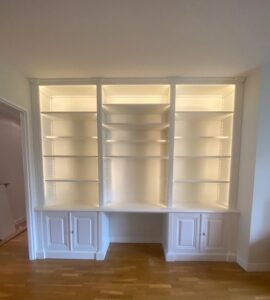 Bibliothèque-bureau avec éclairage incorporé