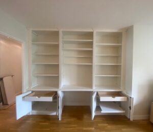 Bibliothèque-bureau avec éclairage incorporé