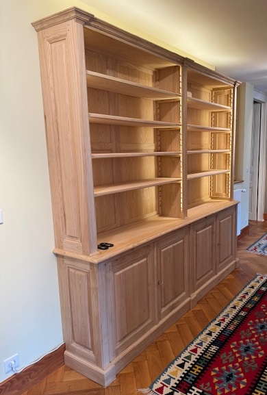 Bibliothèques en châtaigner brut ouvrant en façade par 4 portes