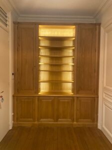 Élégante bibliothèque d’entrée offrant une capacité de rangements non négligeable