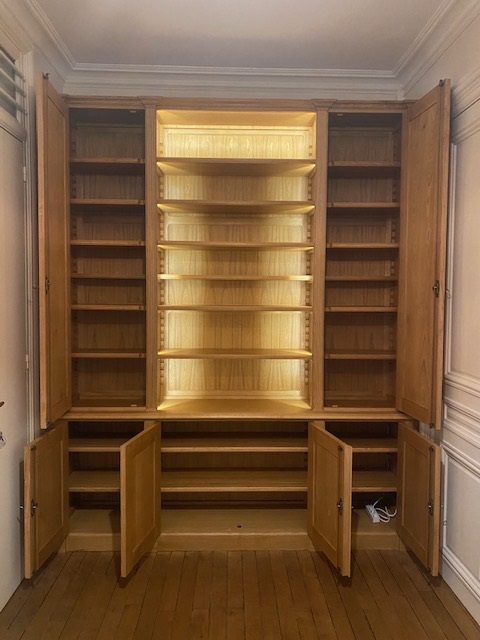 Élégante bibliothèque d’entrée offrant une capacité de rangements non négligeable