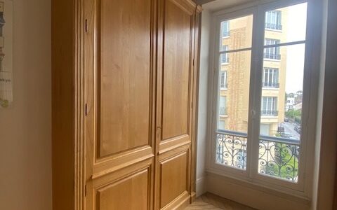 Dressing implanté dans un passage de portes