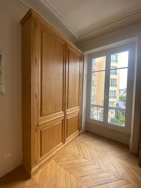 Dressing implanté dans un passage de portes