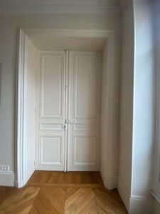 Dressing implanté dans un passage de portes