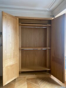 Dressing implanté dans un passage de portes