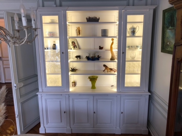 Bibliothèque formant vitrine éclairée en bois peint