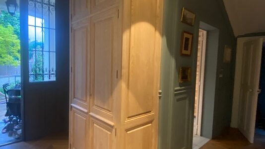 Haut dressing ouvrant en façade par quatre portes et une enfilade pour chaussures