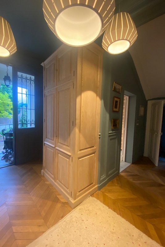 Haut dressing ouvrant en façade par quatre portes et une enfilade pour chaussures