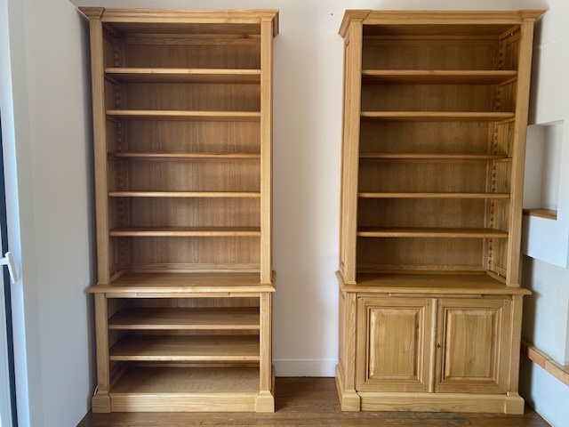 Deux bibliothèques amovibles en bois de châtaignier ciré pouvant se réunir
