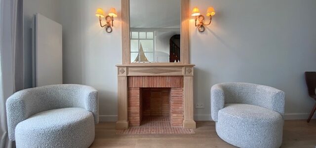 Cheminée et grand miroir Louis XVI en bois naturel