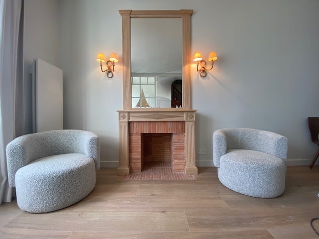 Cheminée et grand miroir Louis XVI en bois naturel