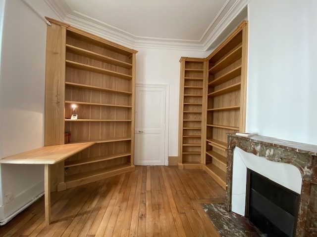 Bibliothèque en angle avec un large Bibus accompagné de son bureau pour un espace dédié au télé travail