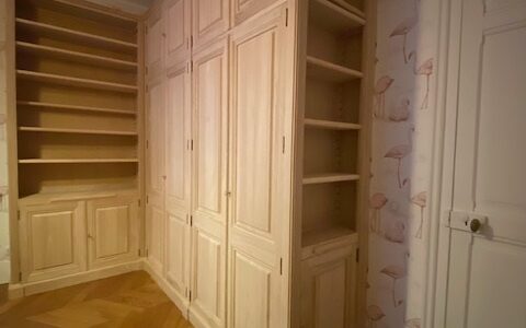 Réalisation d’un dressing d’angle sur mesure avec bibliothèque intégrée et bureau dissimulé