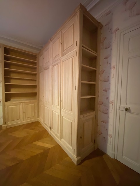 Réalisation d'un dressing d'angle sur mesure avec bibliothèque intégrée et bureau dissimulé