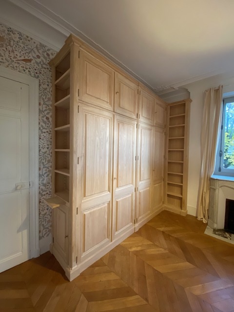 Grand dressing aux deux bibliothèques en entrée de chambre