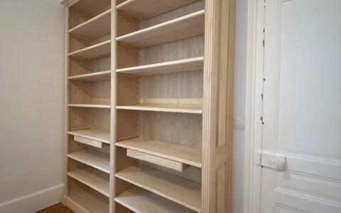 Bibliothèque appelée « Bibus haut », réalisée en bois naturel