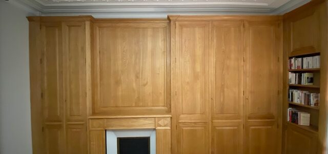 Dressings dans une chambre avec bibliothèque latérale