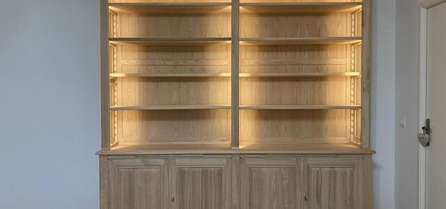 Élégance et sobriété d’une bibliothèque de parquet