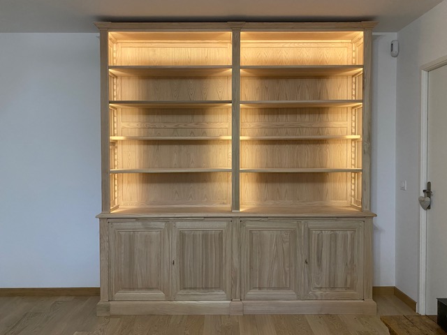 Élégance et sobriété d’une bibliothèque de parquet