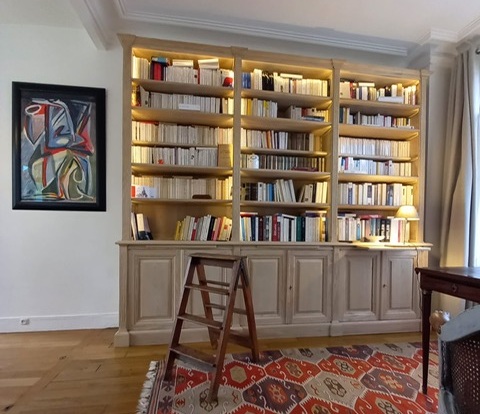 Bibliothèque de parquet intemporelle en châtaignier brut