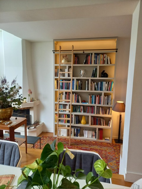 Haute bibliothèque contemporaine culminant à plus de trois mètres de hauteur